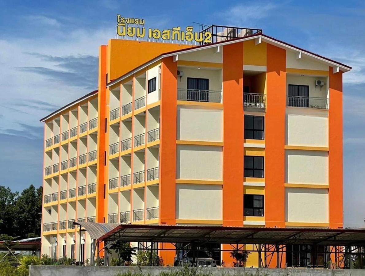 โรงแรมนิยม เอสทีเอ็น 2 - Niyom Stn 2 Hotel Ban Phue Esterno foto