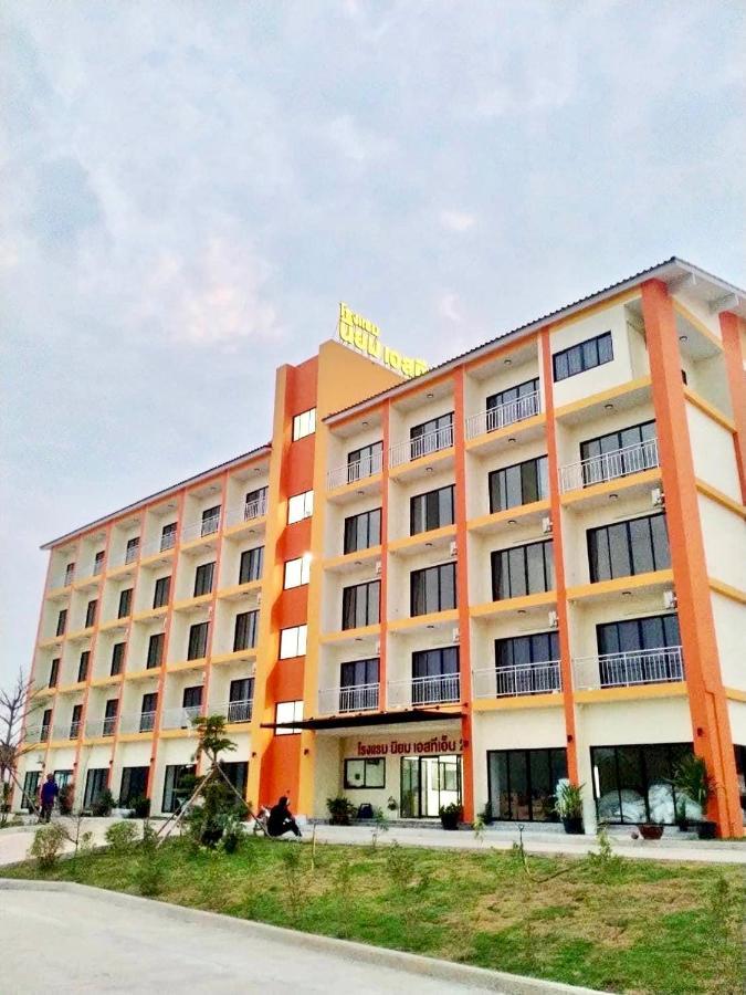 โรงแรมนิยม เอสทีเอ็น 2 - Niyom Stn 2 Hotel Ban Phue Esterno foto
